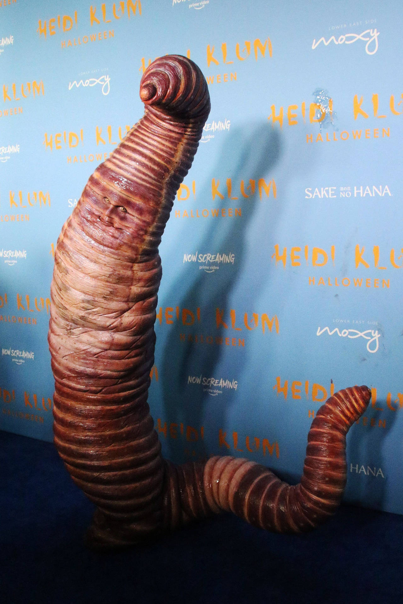 German-american Model Heidi Klum As A Worm Background