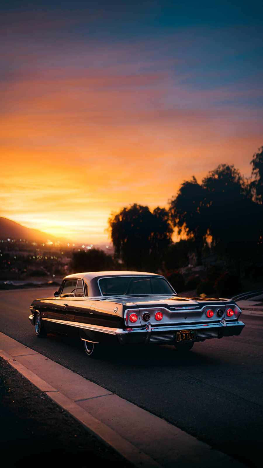 Get A Vintage Look For Your Iphone With This Classic Car Wallpaper! Background