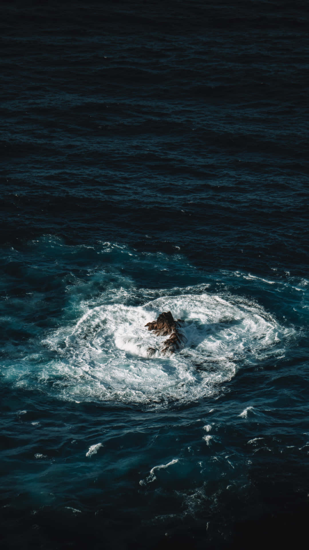 Get Lost In Your Thoughts With This Stunning Ocean Aesthetic Phone Wallpaper. Background