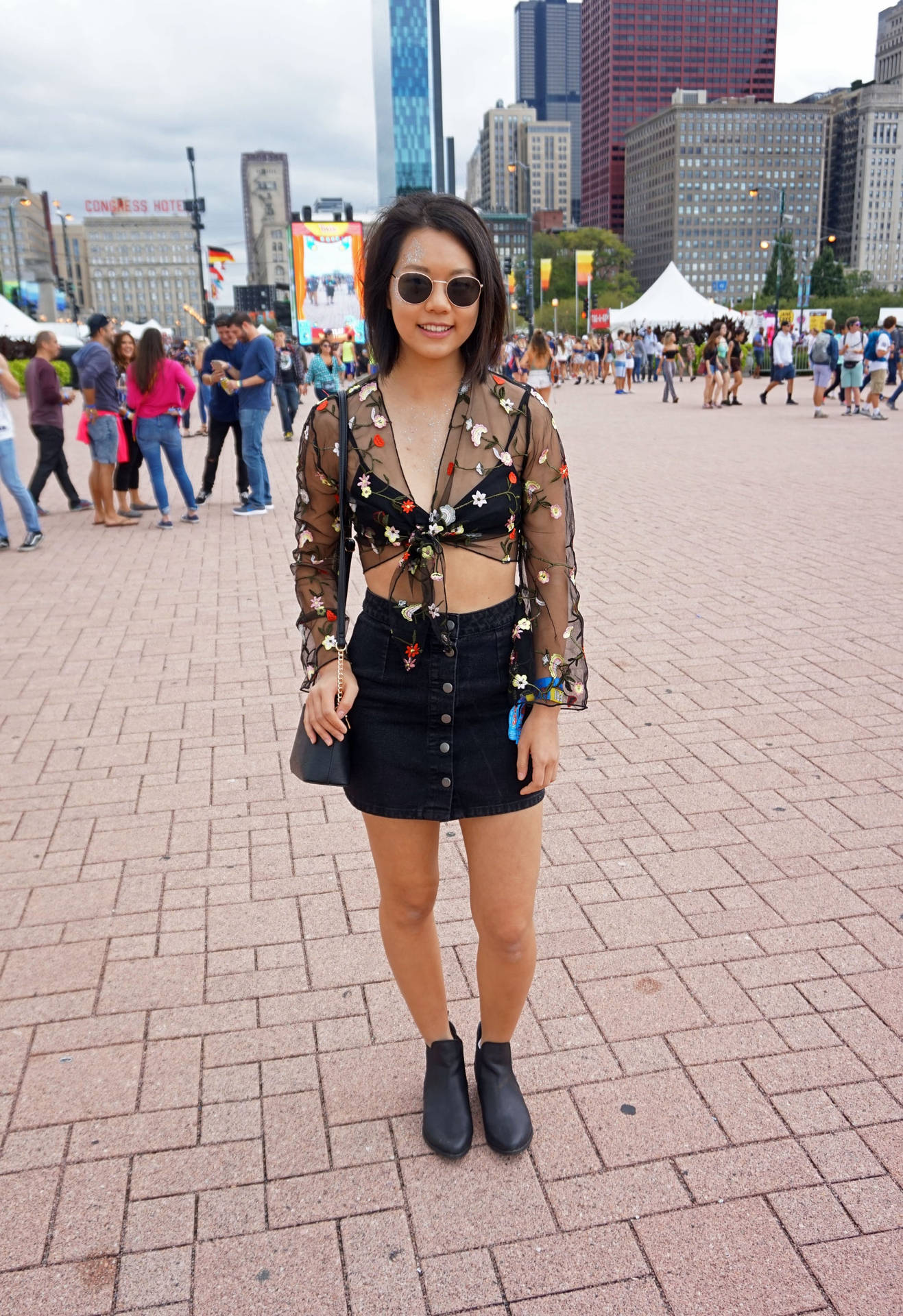 Get Ready For An Unforgettable Music Experience With The Perfect Outfit For Lollapalooza. Background