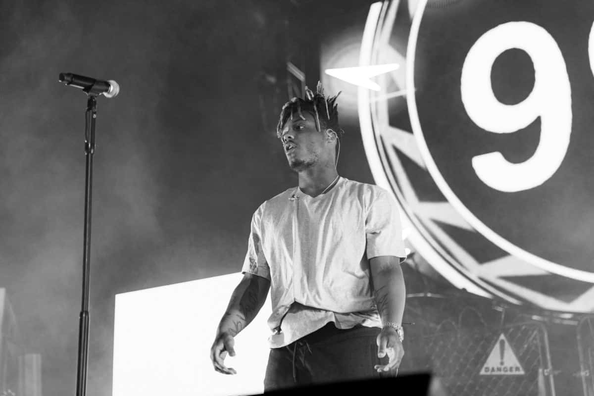 Get Ready To Dance The Night Away At The Juice Wrld Concert! Background
