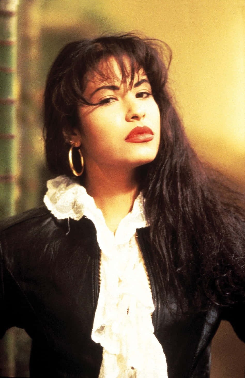 Get The Iconic Selena Quintanilla's Look With This Iphone Wallpaper. Background