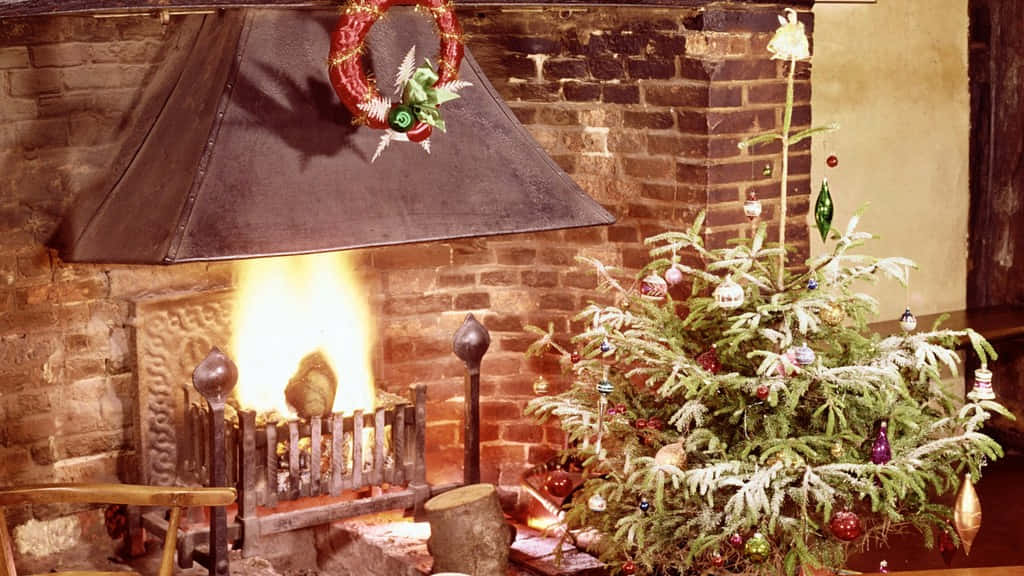Getinto The Spirit Of The Holiday Season With This Vintage Christmas Desktop Background