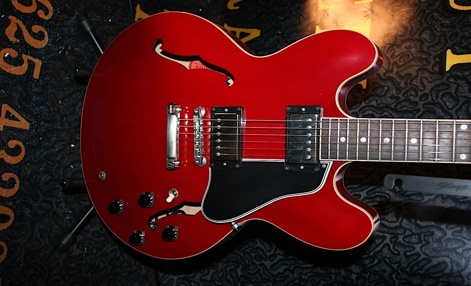 Gibson 335 Satin Cherry Background