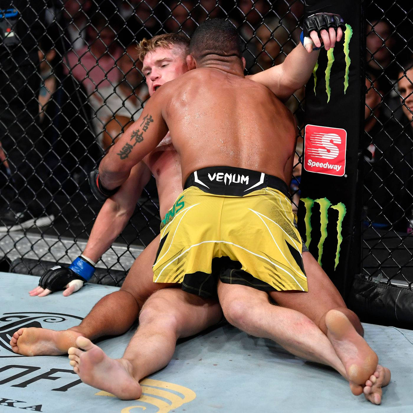 Gilbert Burns Pinning Down Stephen Thompson