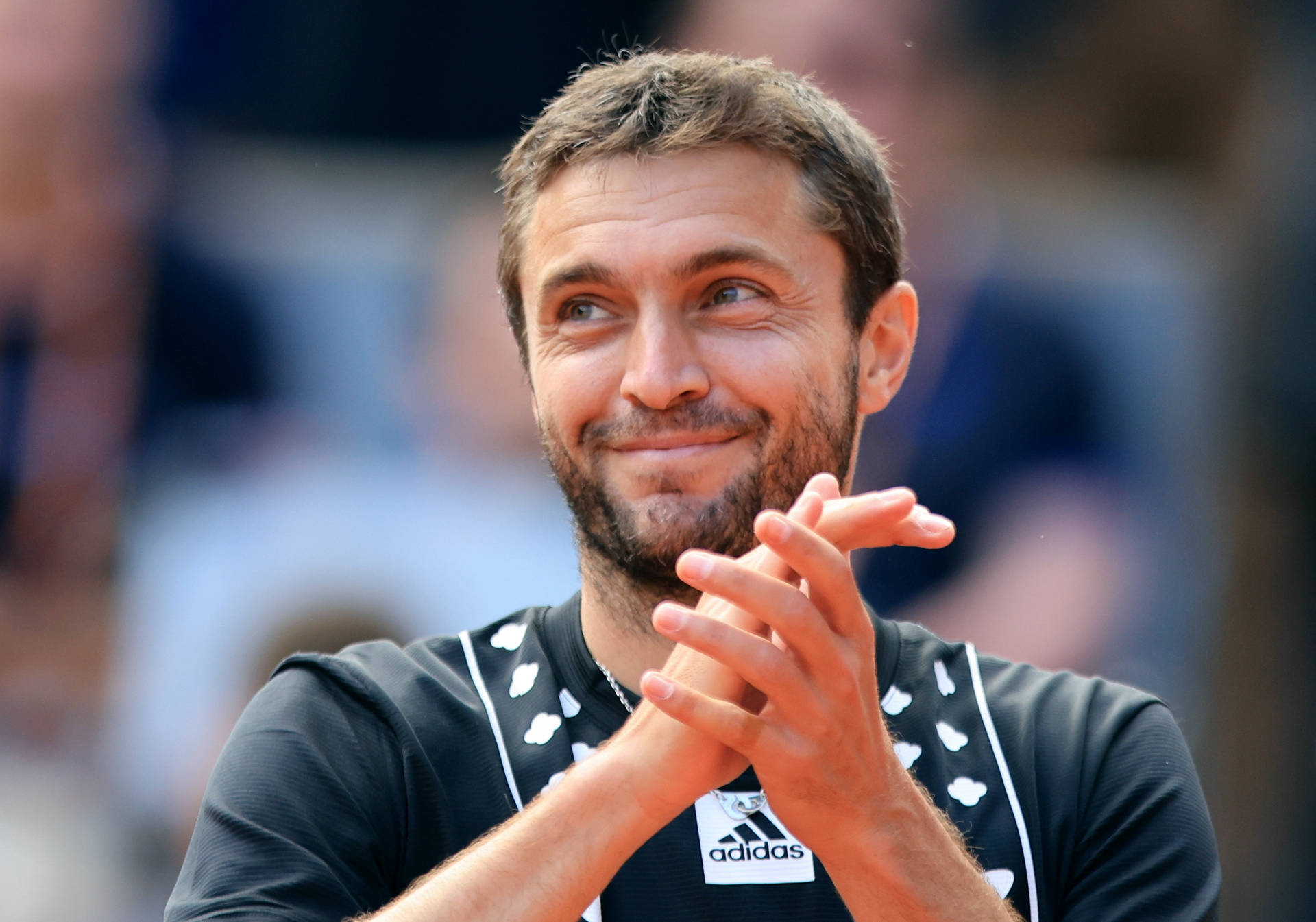 Gilles Simon Clapping Background