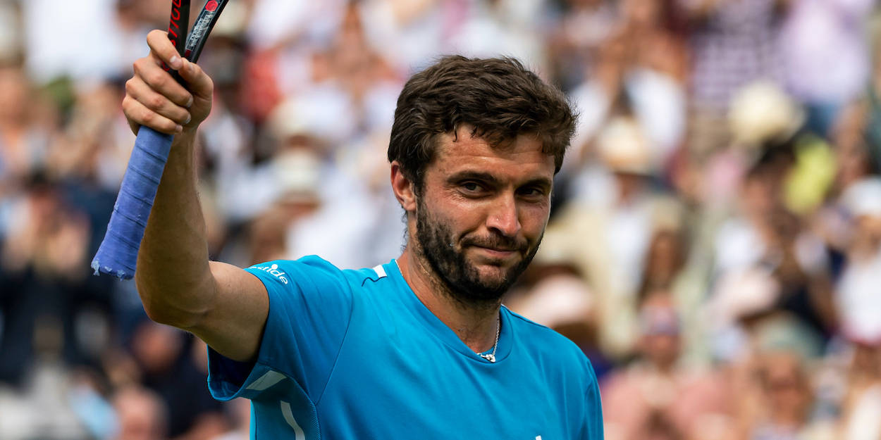 Gilles Simon Waving At Camera Background