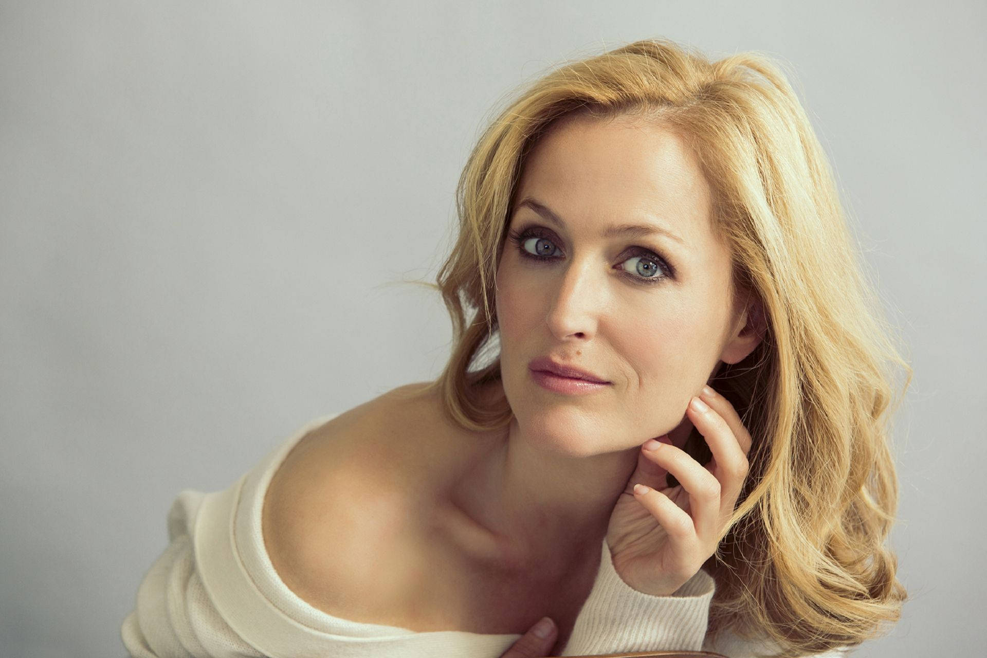 Gillian Anderson Beautiful Blonde Actress Background