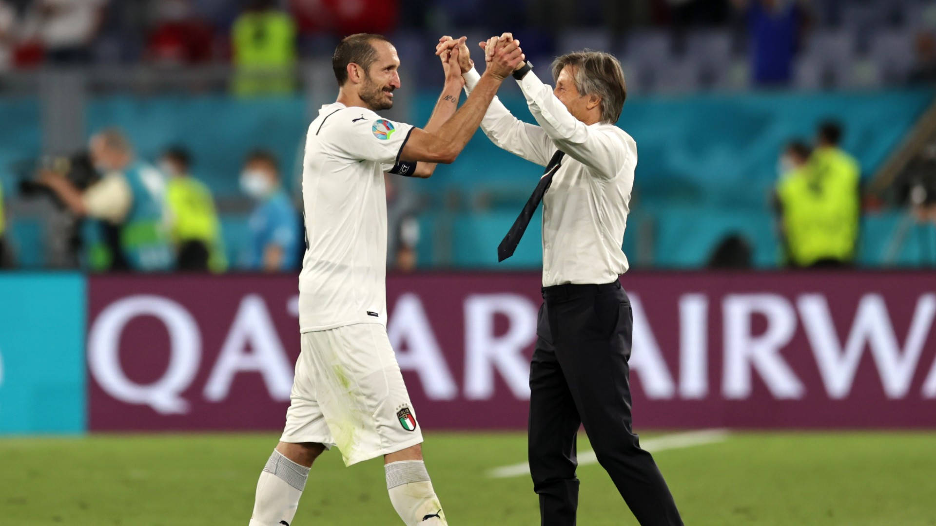 Giorgio Chiellini High Five Coach Roberto Mancini