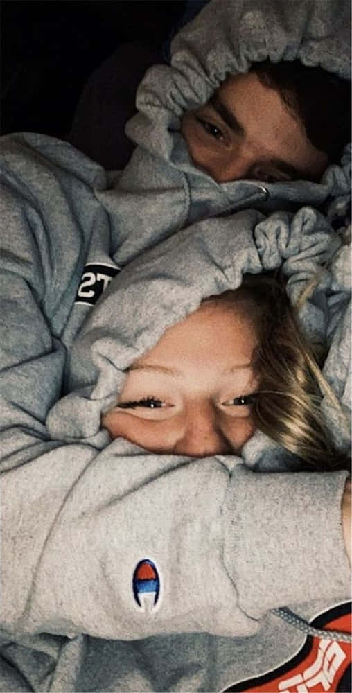 Girlfriend And Boyfriend Enjoying A Romantic Sunset Together Background