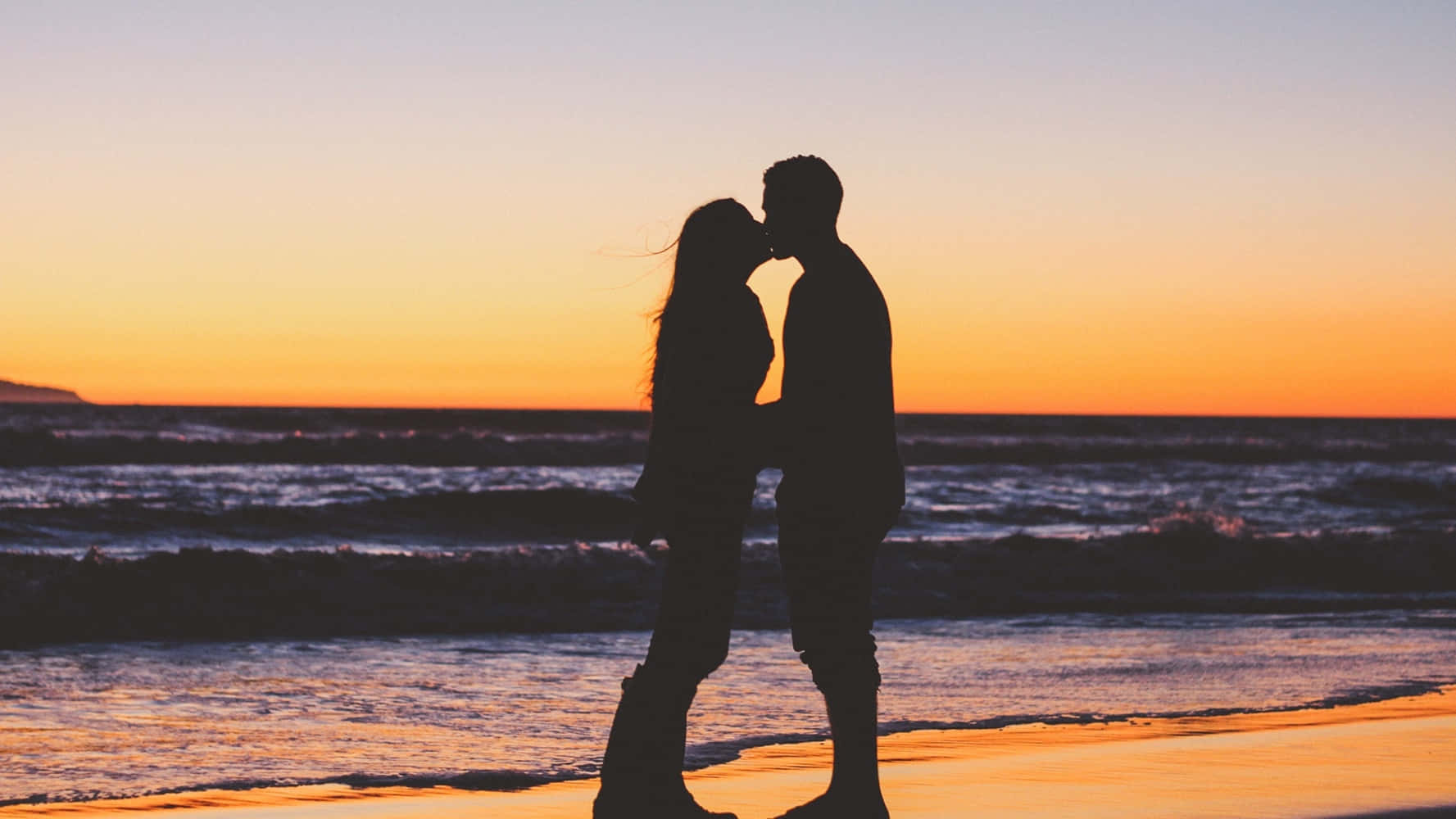 Girlfriend And Boyfriend Kissing Silhouette Background