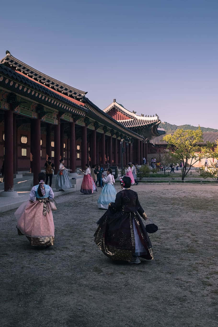 Girls In Hanbok At Gyeongbokgung Palace Background