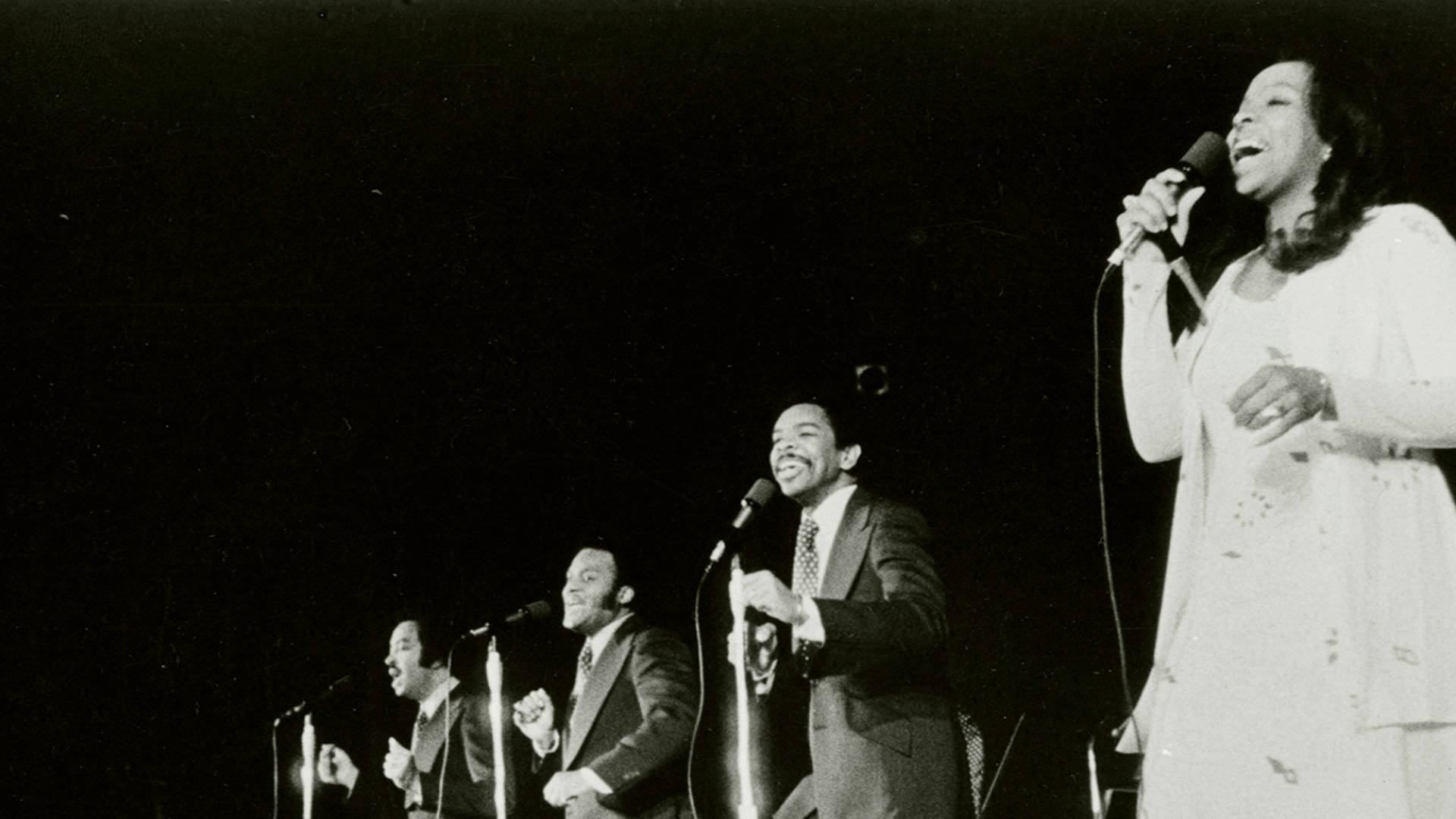 Gladys Knight And The Pips Performing Background