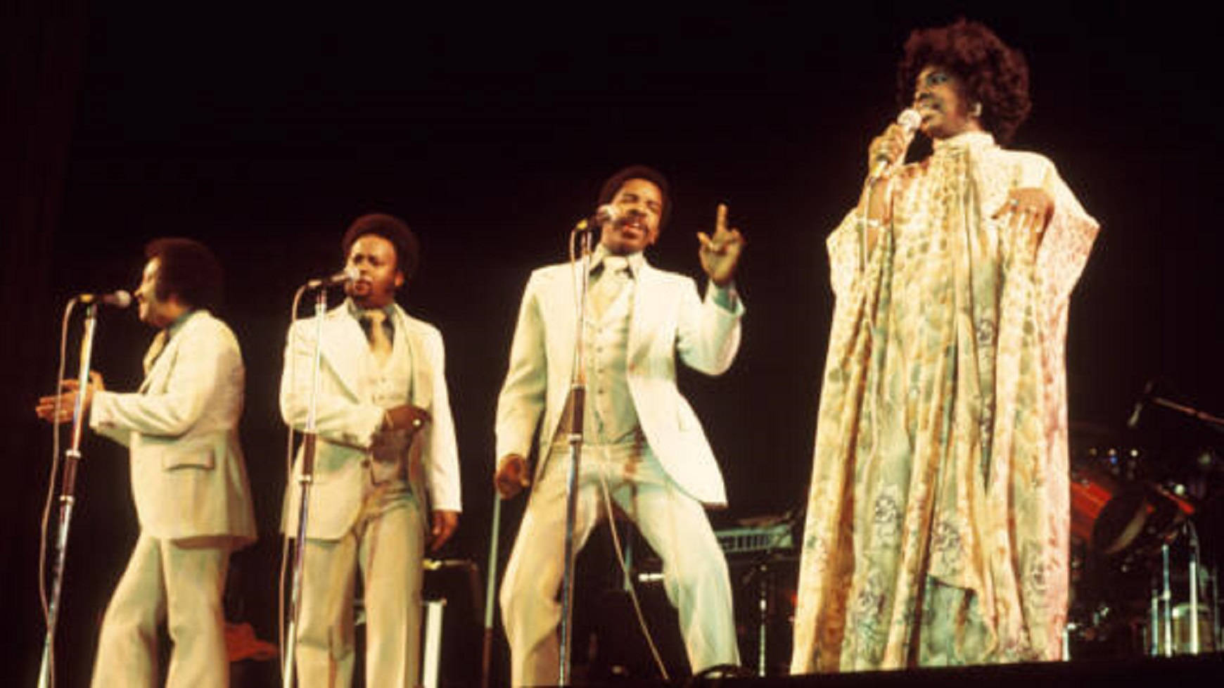 Gladys Knight And The Pips Singing Onstage Background