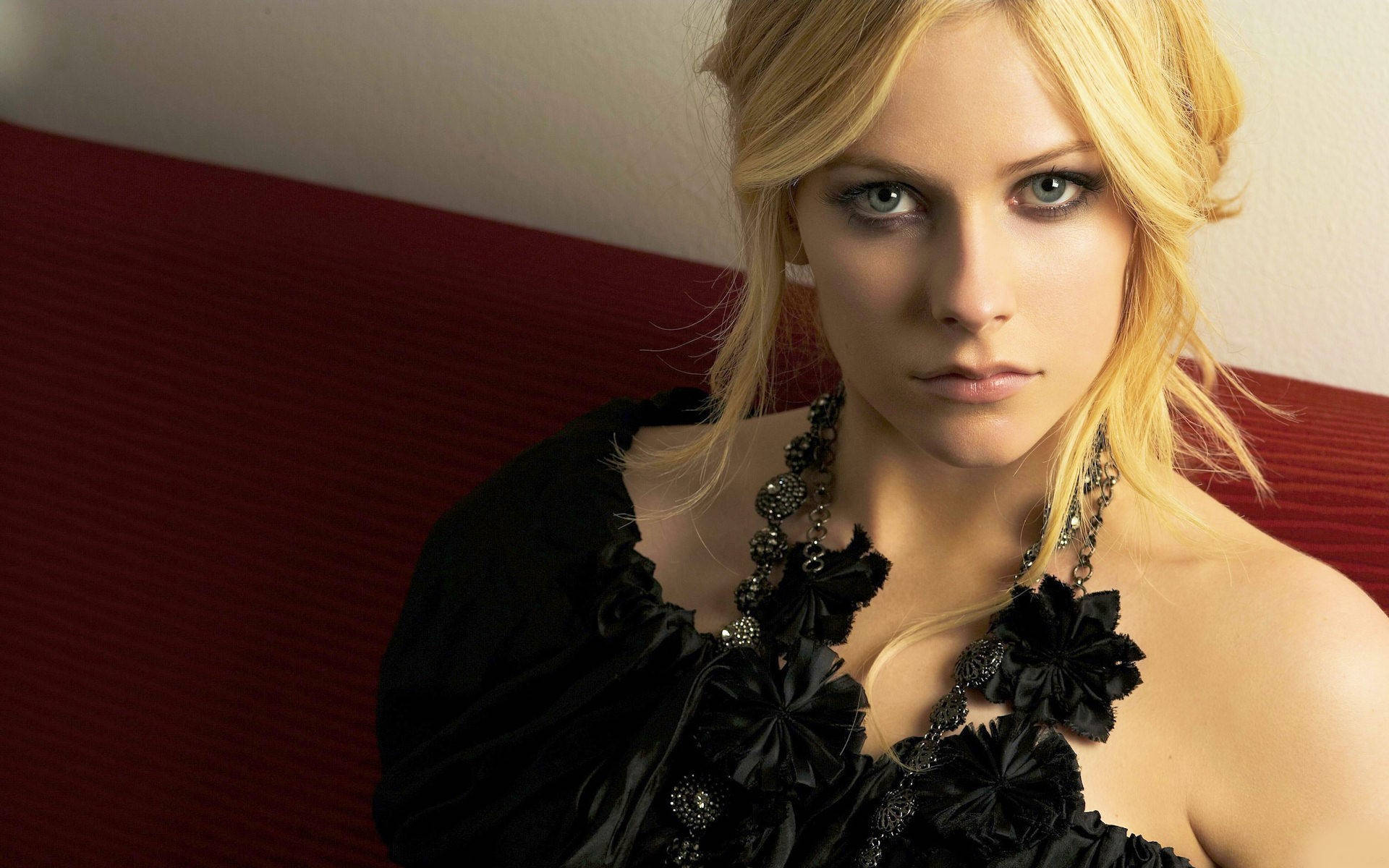 Glamorous Avril Lavigne Background