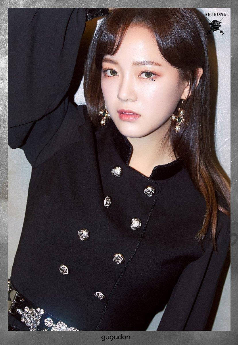 Glamorous Kim Se Jeong In Chic Black Outfit Background