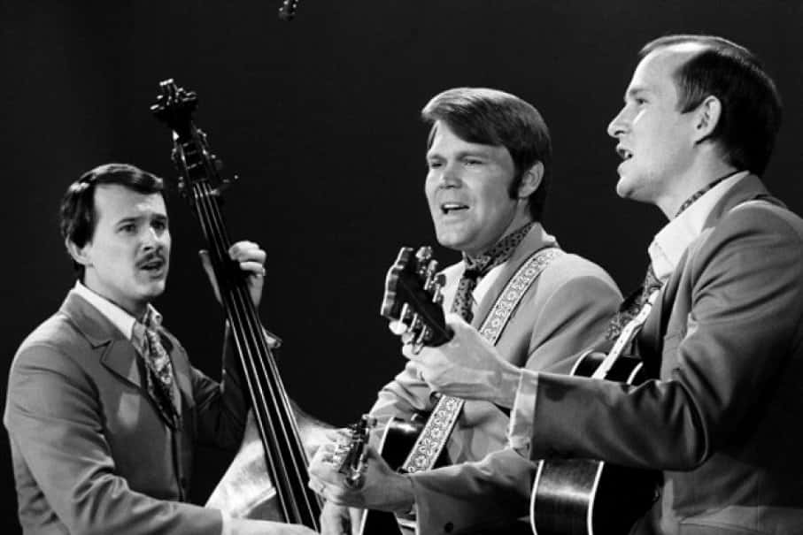 Glen Campbell Performingwith Band Members Background