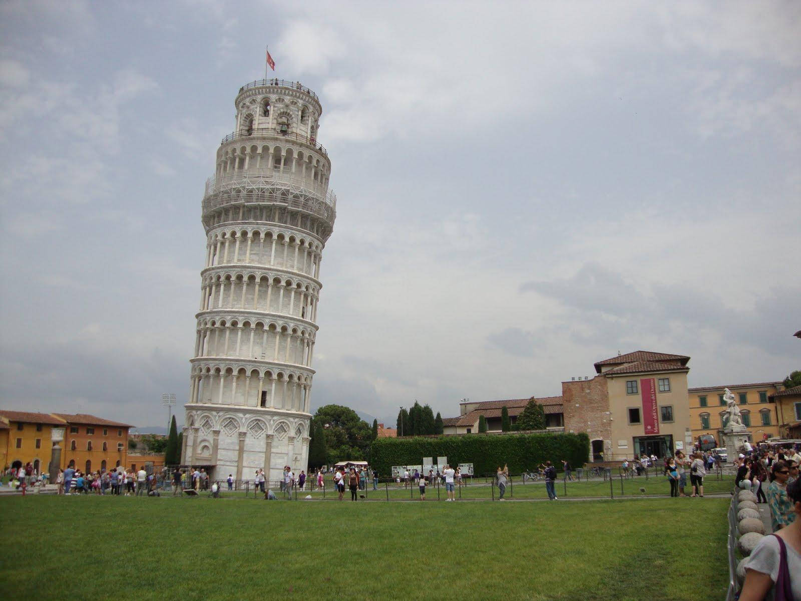 Gloomy Leaning Tower Of Pisa Background