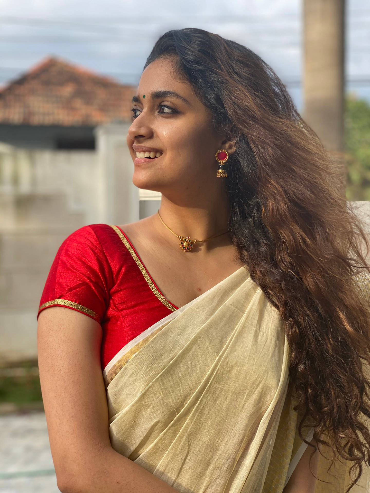 Gold And Red Keerthi Suresh Saree Background
