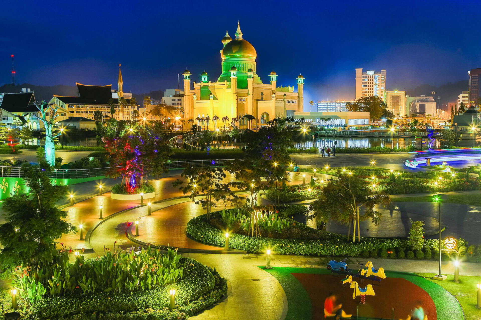 Golden Jubilee Park, Heart Of Brunei Darussalam Background