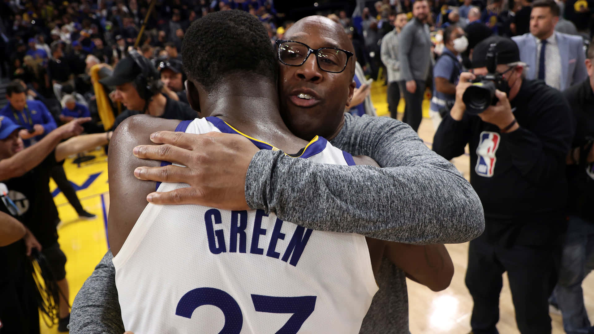 Golden State Warriors Assistant Coach Mike Brown And Draymond Green Background