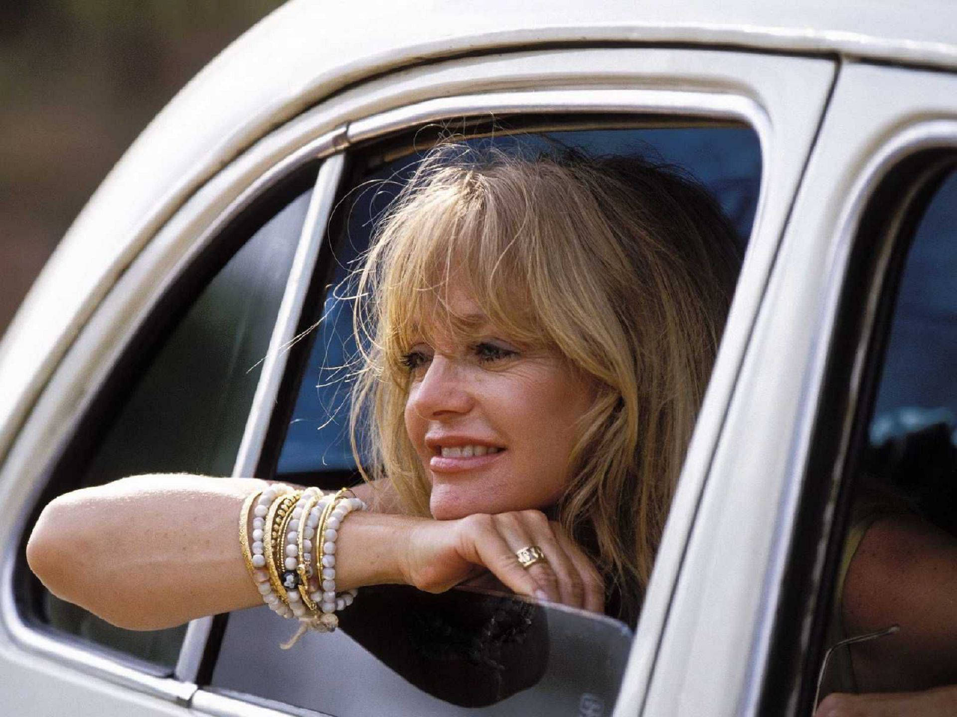 Goldie Hawn In A Car Background