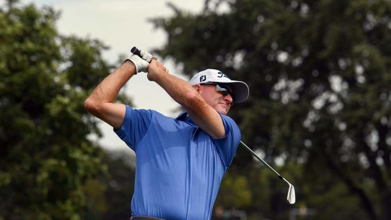 Golfer Steve Flesch Preparing For A Swing Background