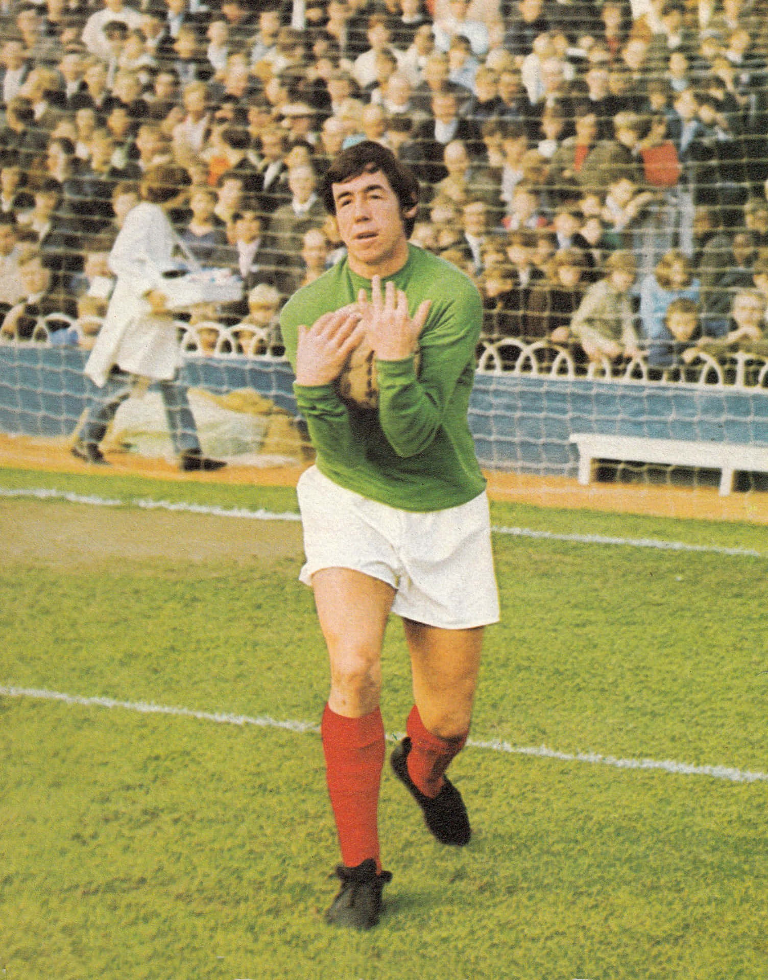 Gordon Banks Hugs The Ball Background