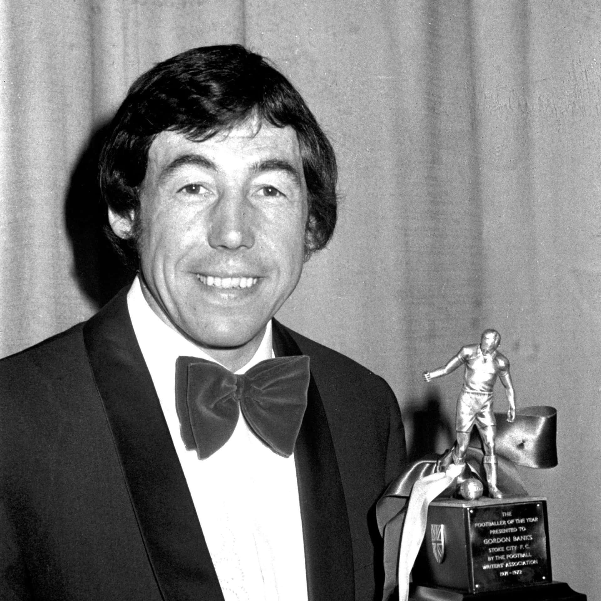 Gordon Banks With Footballer Of The Year Award Background