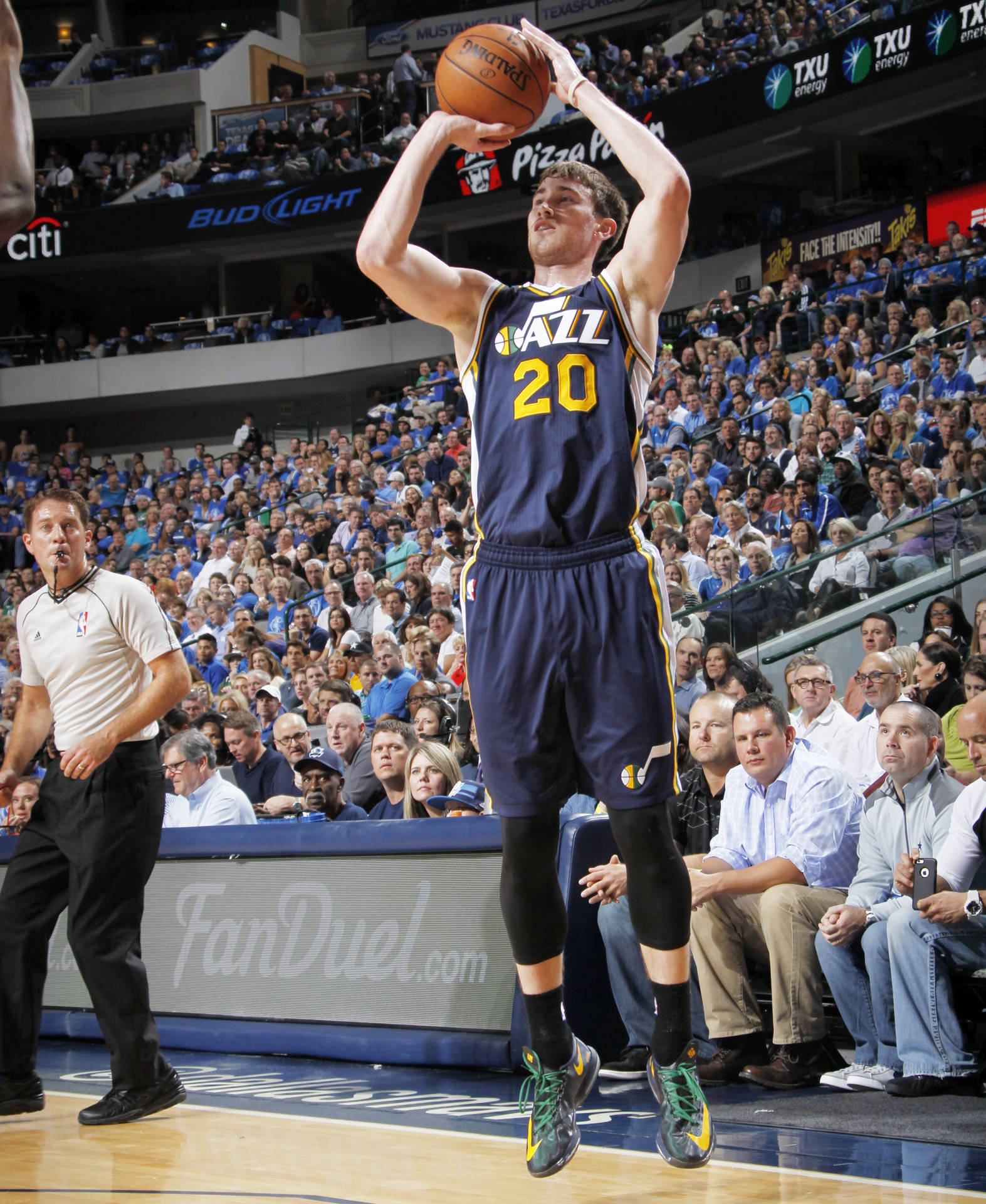 Gordon Hayward Jazz Jump Shot Background