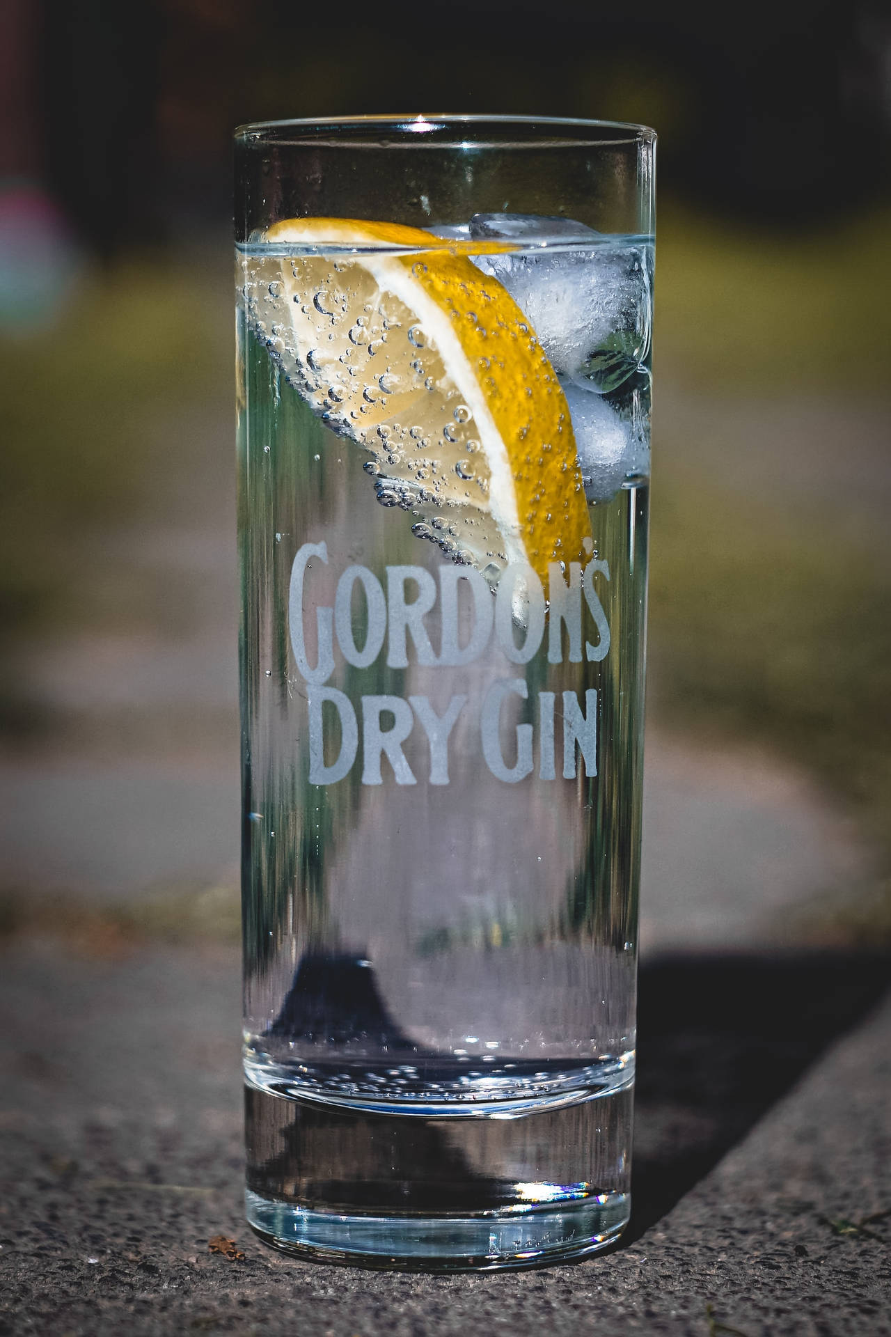 Gordon's Dry Gin Glass With Lemon