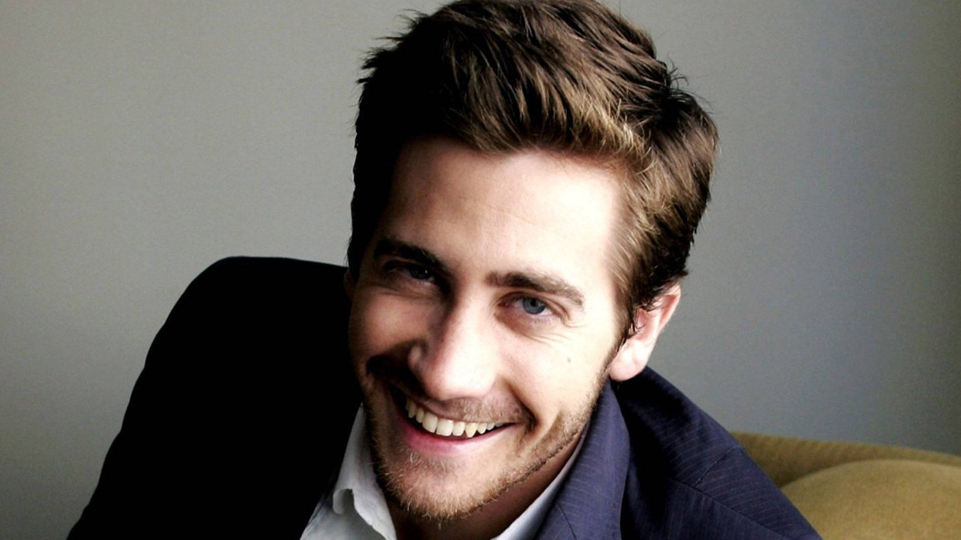Gorgeous Actor Jake Gyllenhaal Background