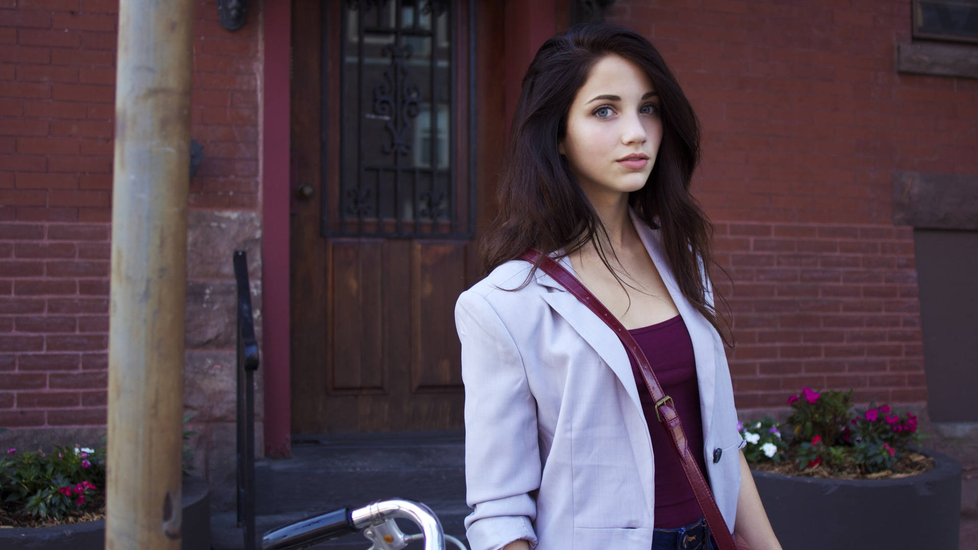 Gorgeous Women Actress Emily Rudd Background