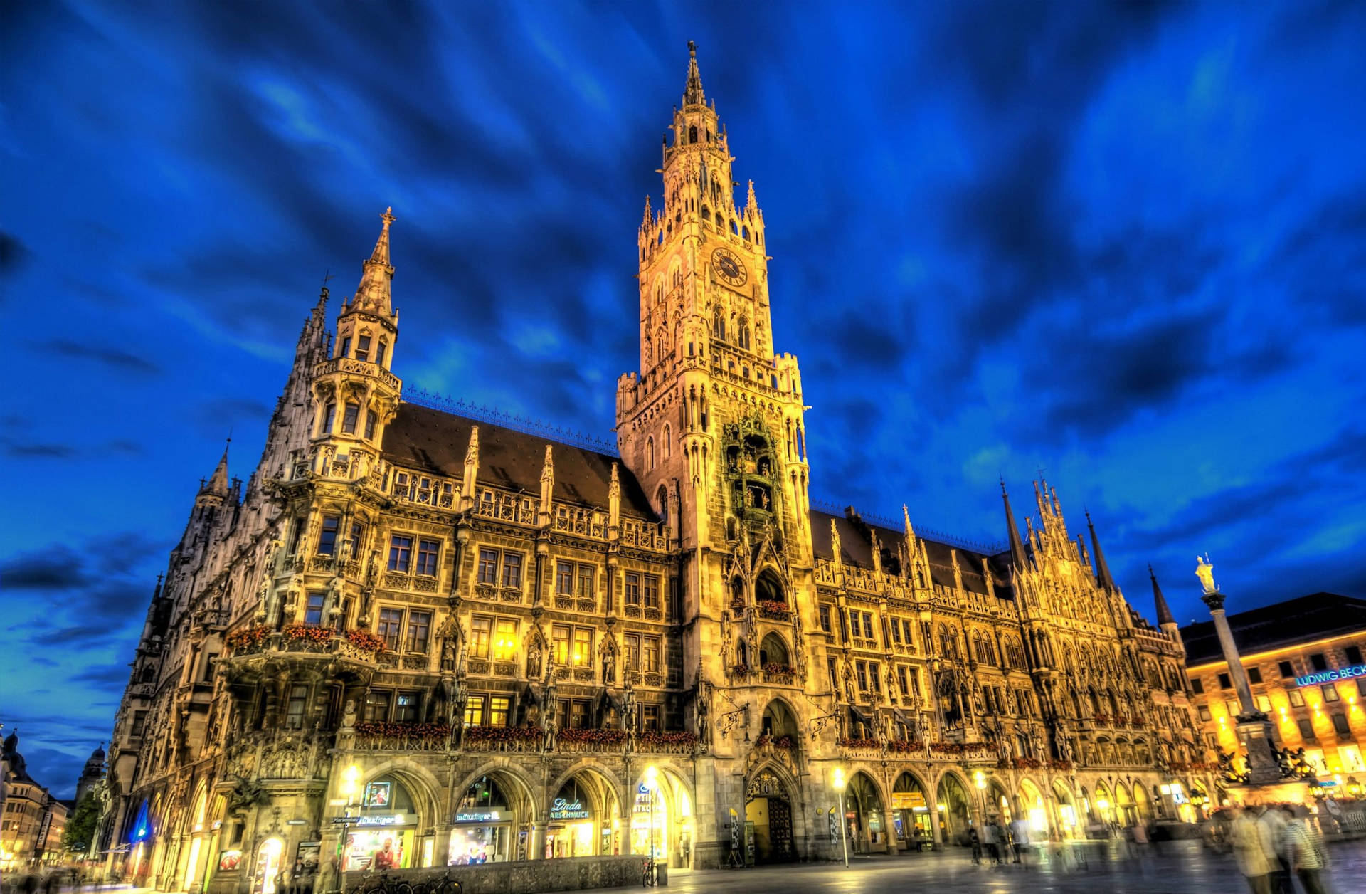 Gothic Town Hall In Munich Background