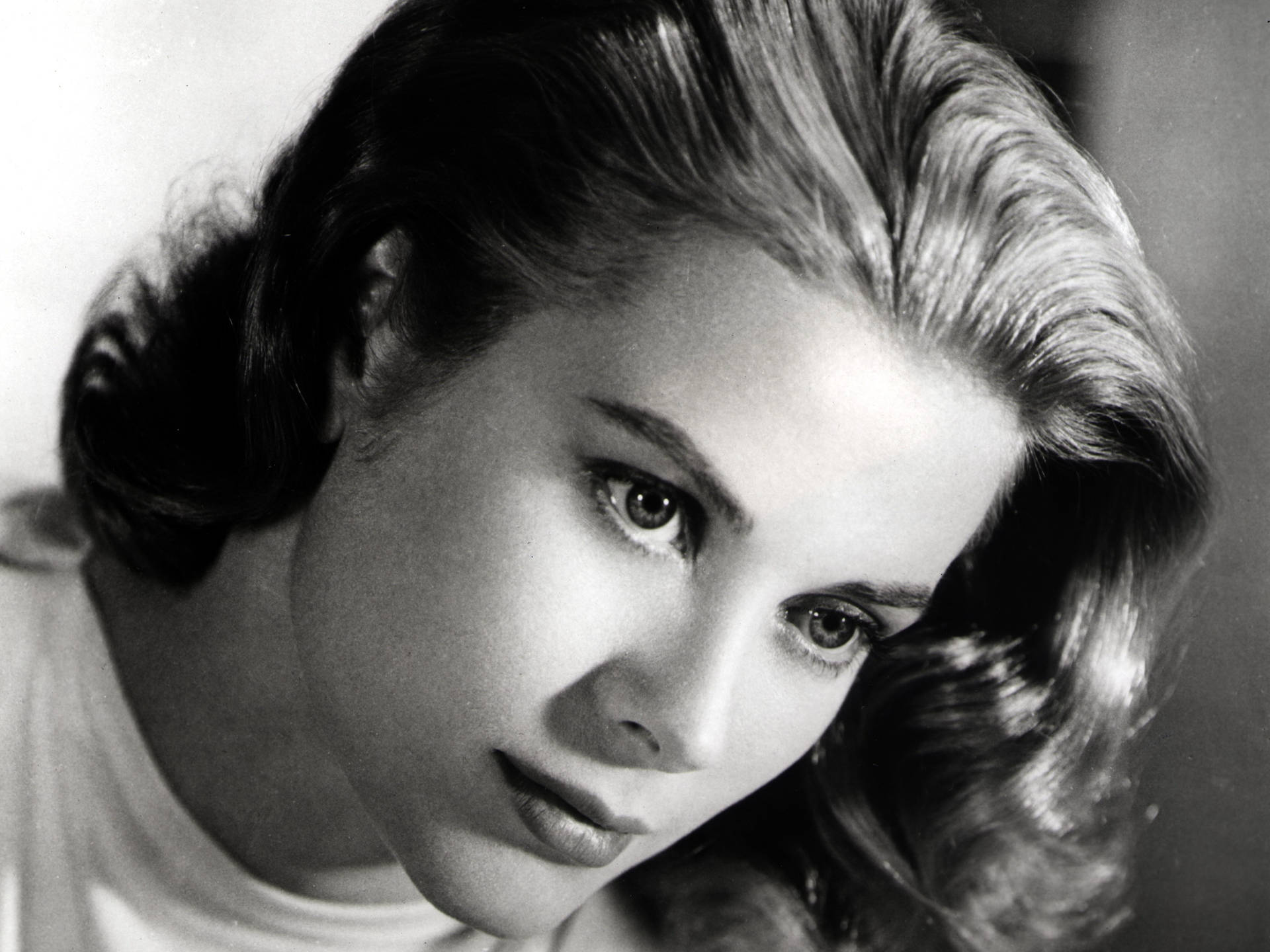 Grace Kelly - The Icon Of Classic Elegance Background