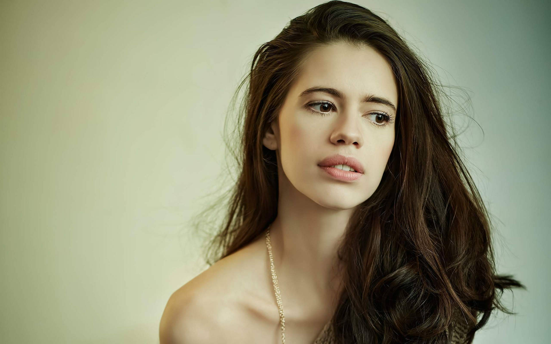 Graceful Indian Beauty - Kalki Koechlin Background