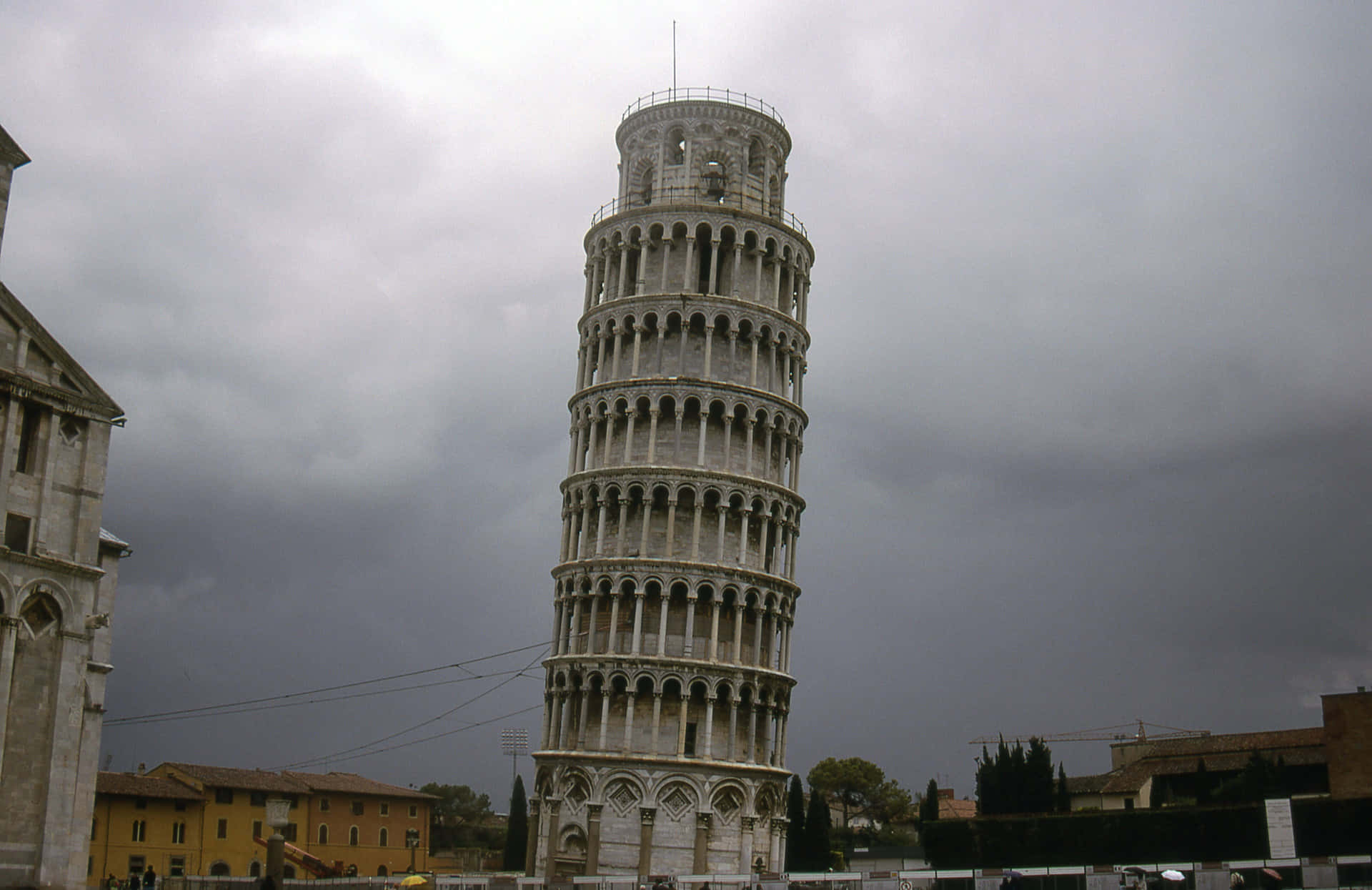 Gray Skies Above Tower Of Pisa Background