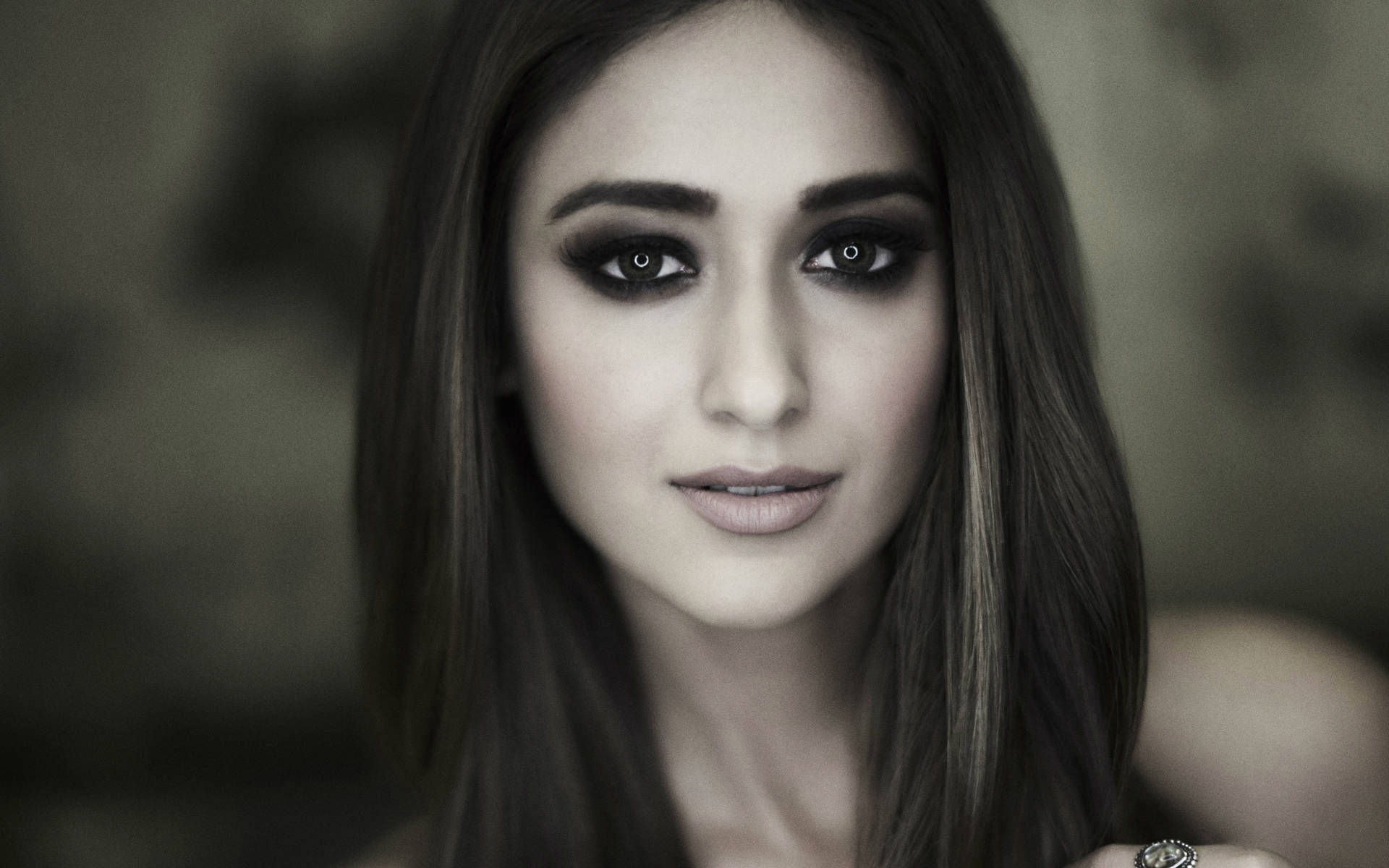 Grayscale Ileana D'cruz