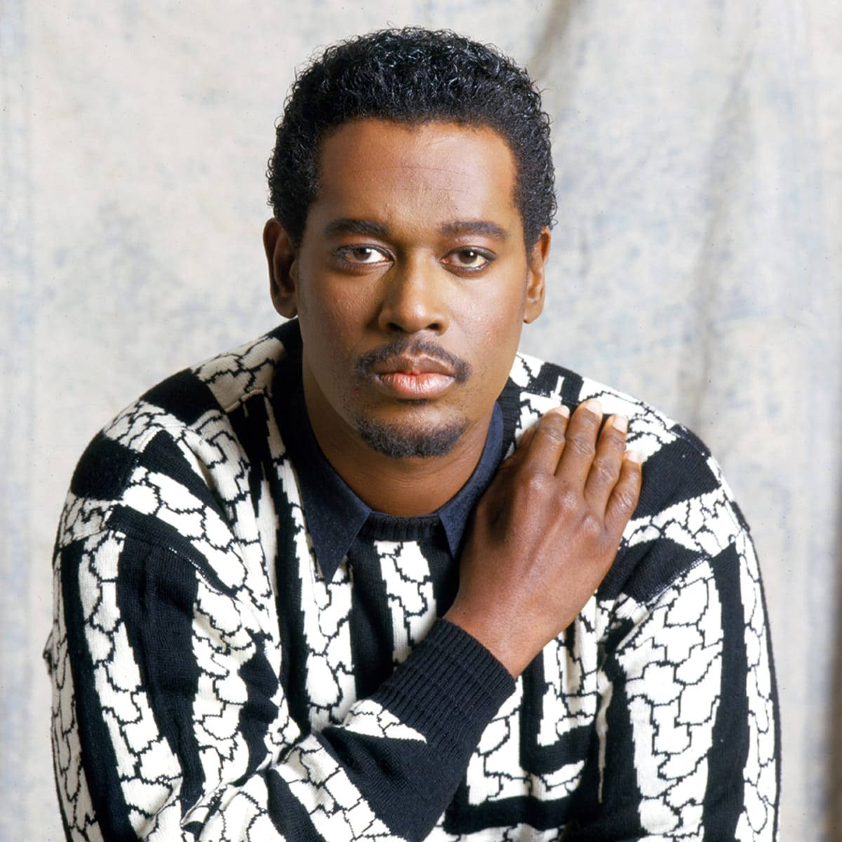 Great Artist Luther Vandross Background