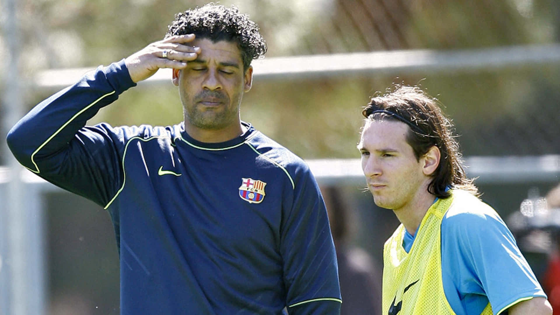Great Athletes Frank Rijkaard And Lionel Messi Background