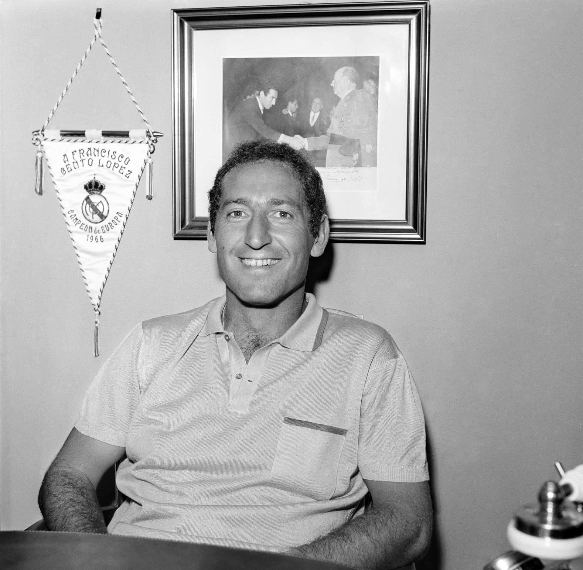 Great Spanish Football Player Francisco Gento Background