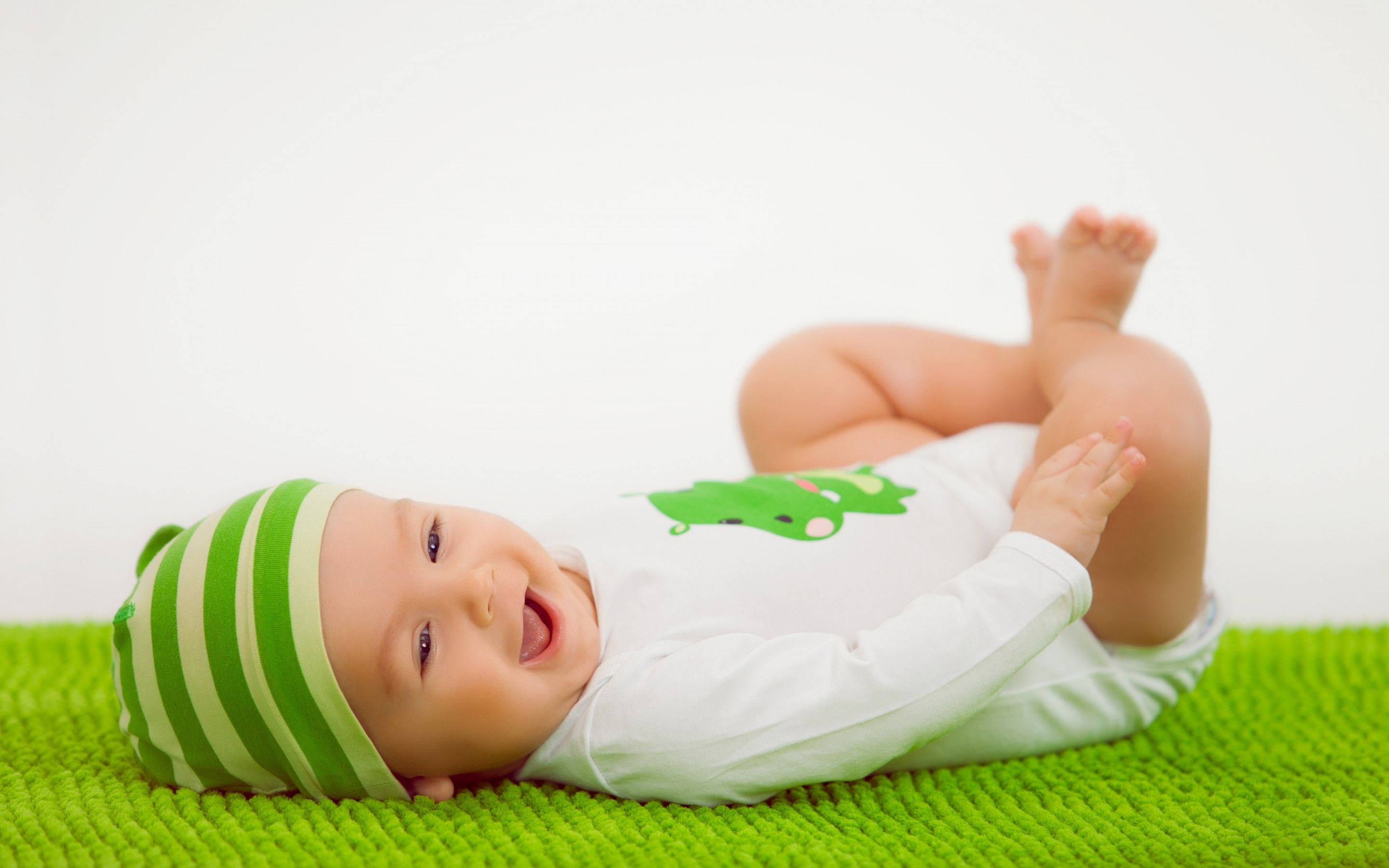 Green Aesthetic Of Baby Love Background