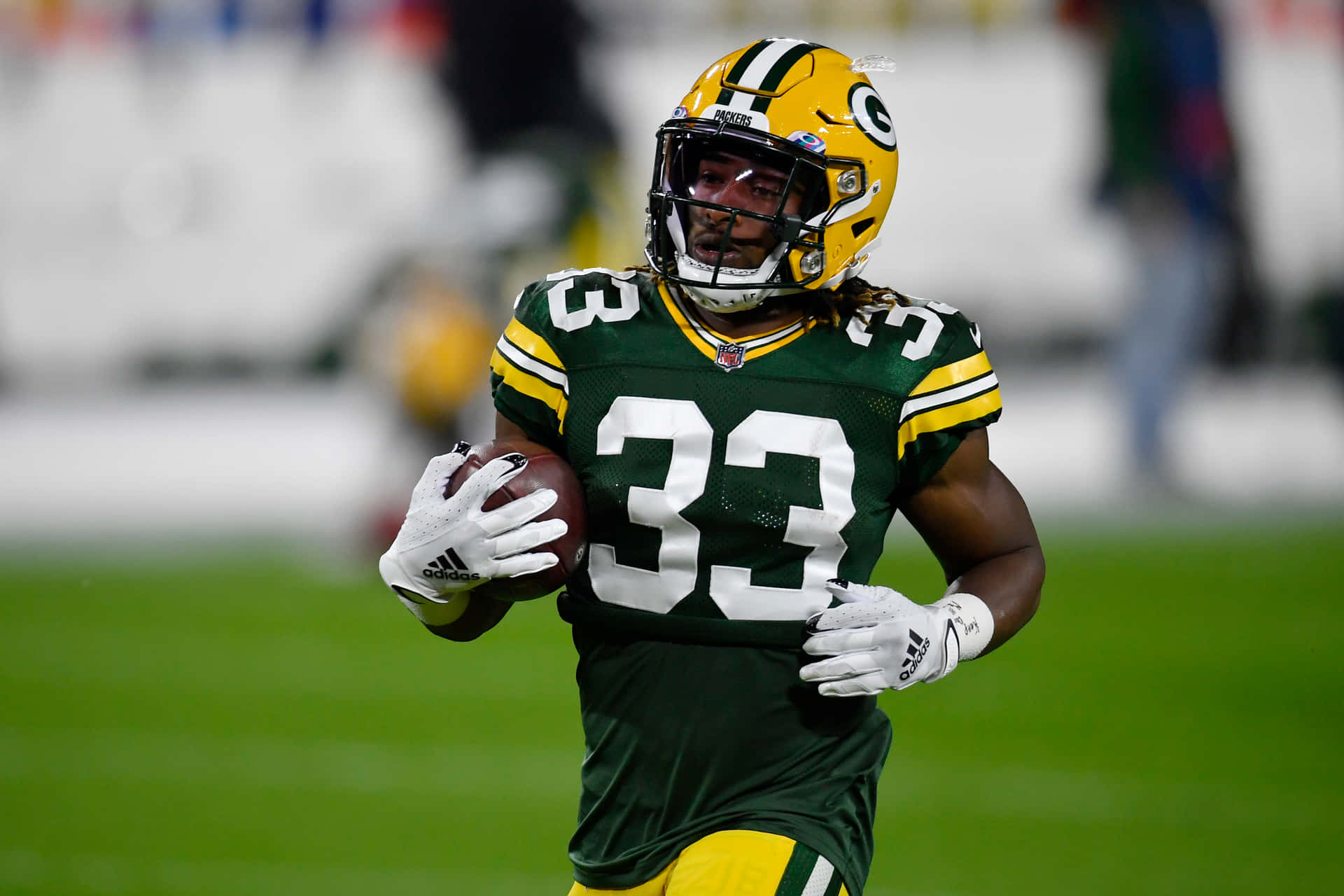 Green Bay Packers #33 Aaron Jones Runs For A Touchdown Background