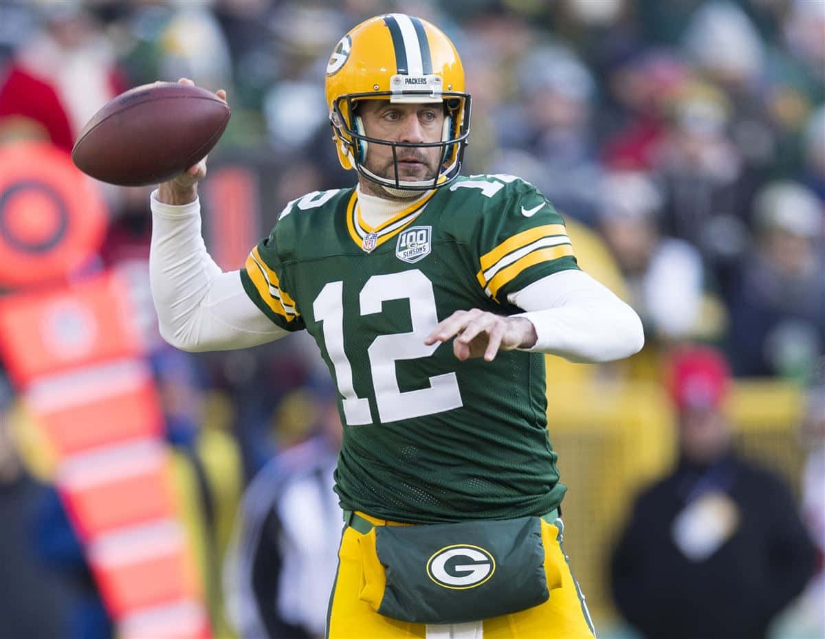 Green Bay Packers Quarterback Mike Mcginnis Throws The Ball Background