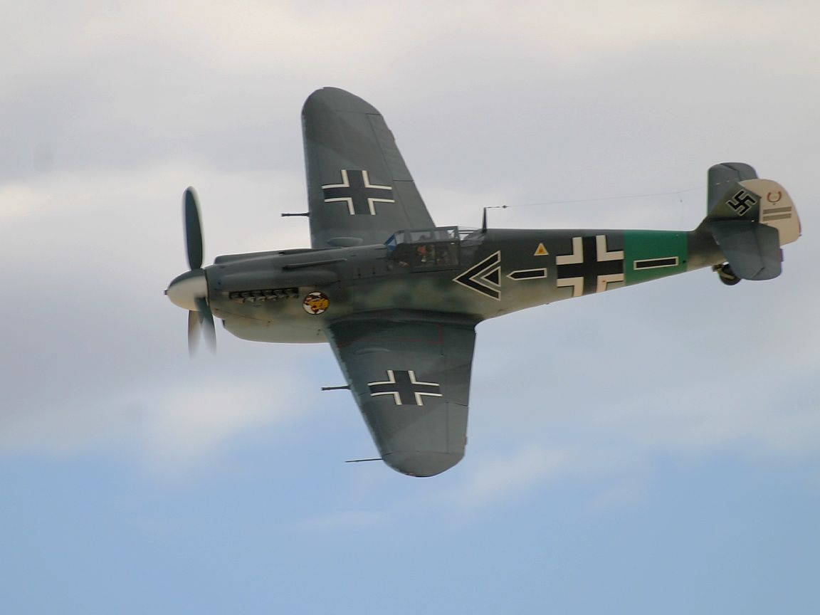 Green German Ww2 Fighters In The Sky Background