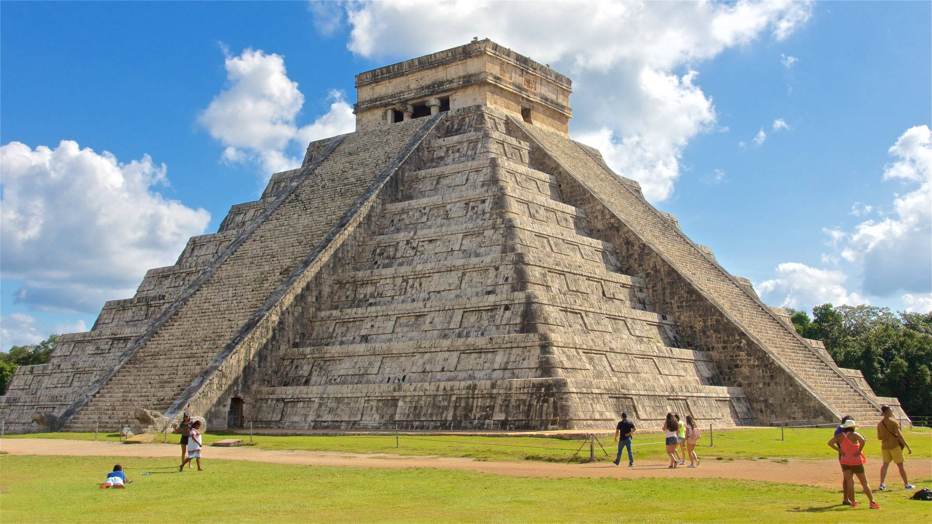 Green Grass Chichen Itza Background