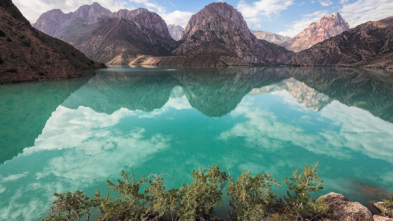 Green Lake And Mountains Tajikistan Background
