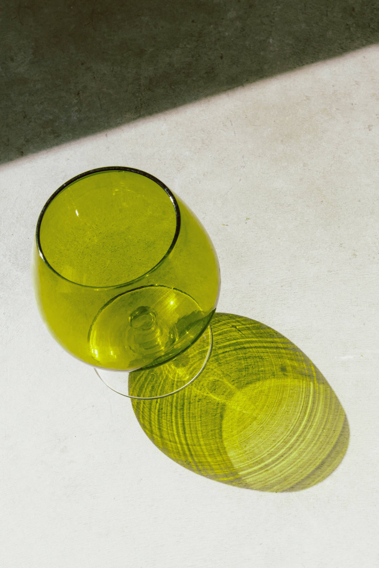 Green Minimalist Wine Glass Background