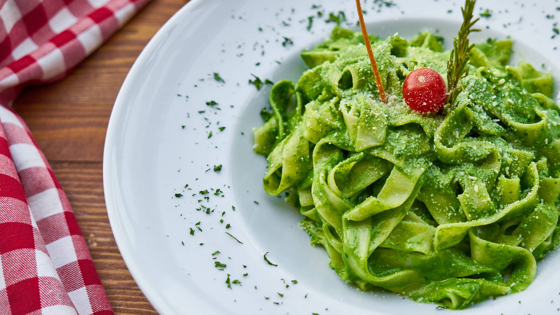 Green Pasta With Holly Background