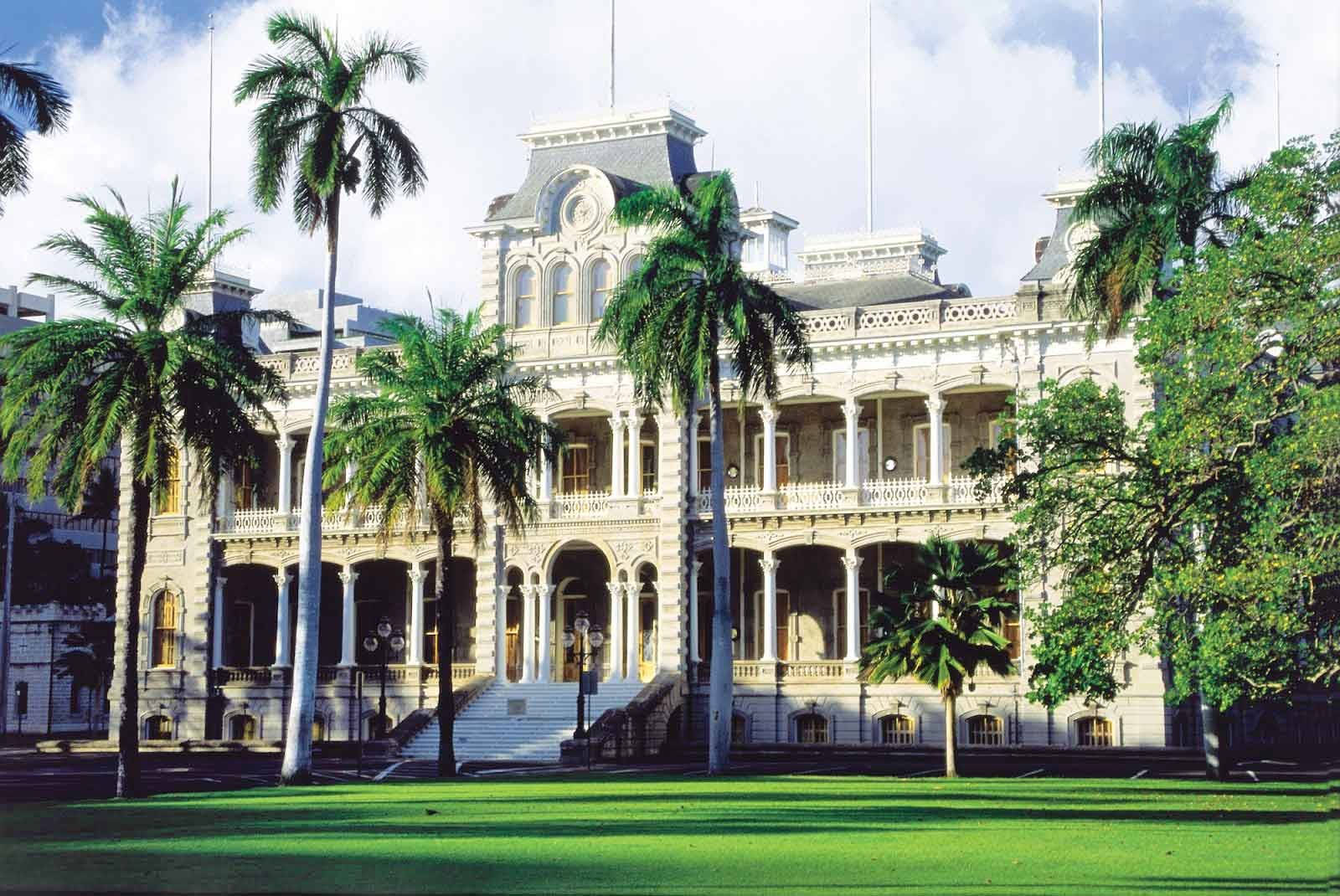 Greeneries Around Iolani Palace Background